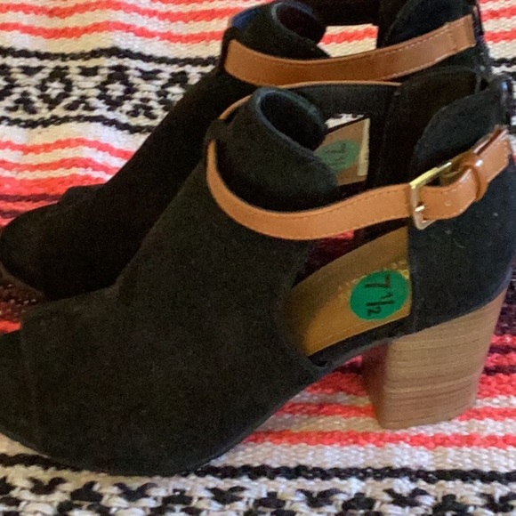 Kenneth Cole Reaction Black Suede Cut Out Booties Women 7.5 - Picture 4 of 4